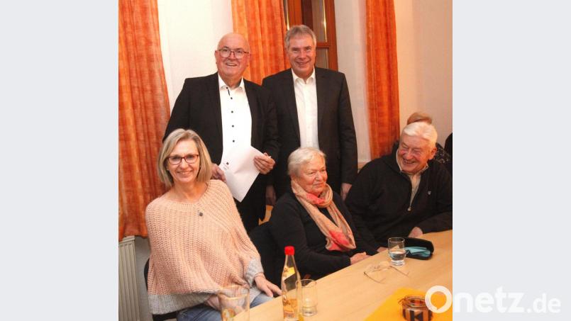 Präses Hans Amann und Gruppenleiter Bernhard Eschenbecher (stehend von links) thematisierten bei der Kolpingsfamilie die Ideologien der AfD. Bild: Hirsch