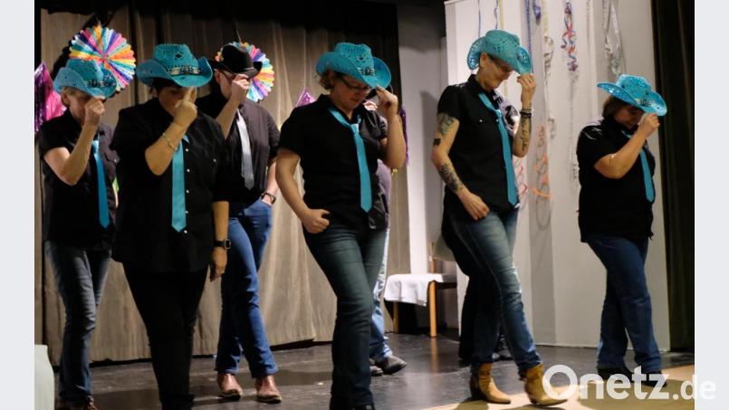 Die Linedanceer „Oldies but Goldies&quot; aus Weiden glänzen mit ihren Tänzen. Bild: le
