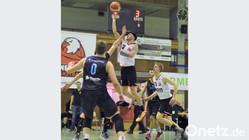 Aaron Scott (am Ball) ist erneut bester Werfer der Neustädter. Bild: Alfred Schwarzmeier