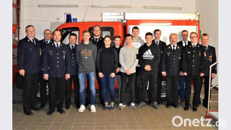 Die örtliche und die übergeordnete Führung freute sich über die guten Ergebnisse der Mitglieder der Jugendfeuerwehr beim Jugendleistungsabzeichen. Von links: Kommandant Josef Luber, KBI Martin Schmidt, KBM Marco Weiß, 2. Vorsitzender Thomas Kummer, Nico Prösl, 2. Kommandant Sebastian Trummer, Hanna Wisneth, Valentin Rumpler, Noah Fellner, Florian Bock, Jakob Radolph, ehemaliger Jugendwart Hubert Fick, KBR Fredi Weiß, Bürgermeister Hermann Falk, Jugendwart Maximilian Kummer und Vorsitzender Bernhard Wisgickl. Bild: fdl