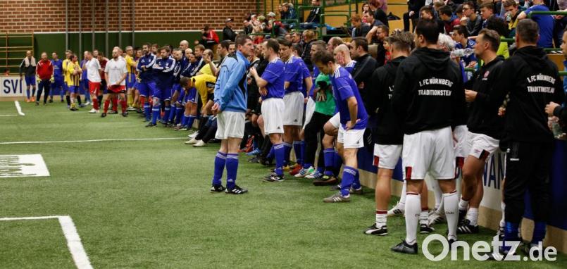 Jede Menge Zuschauer, jede Menge Kicker: Das Hallenmasters des SV Illschwang in der Krötenseehalle in Sulzbach-Rosenberg war wieder ein voller Erfolg. Bild: mr