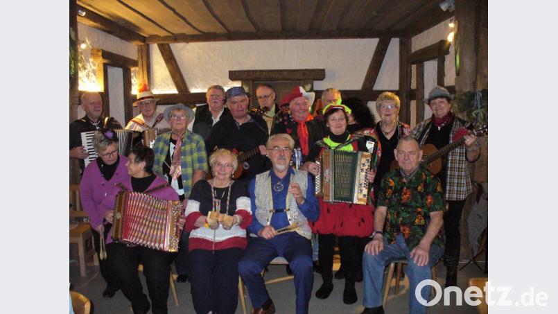Für ausgelassene Stimmung sorgte die große Schar der Mitwirkenden beim Musikantenfasching in der Rechersimer-Zoiglstube. Bild: ang