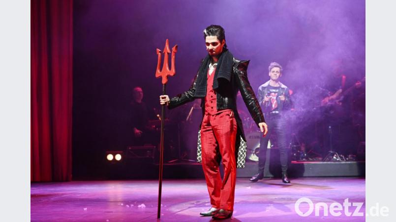 „Sympathy for The Devil“. Markus Engelstädter verschafft Teufel Kristóf Gellén einen steinstarken Abgang. Bild: Theater Regensburg/Jochen Klenk