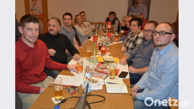 Etwa 40 Zuhörer waren in den Schaumberger-Saal gekommen, um die Vorstellungen der SPD Konnersreuth aus erster Hand zu erfahren. Als Gastredner war Backhauschef Patrick Kutzer (links) dabei, rechts im Bild SPD-Ortsvorsitzender Markus Wenisch. Bild: jr