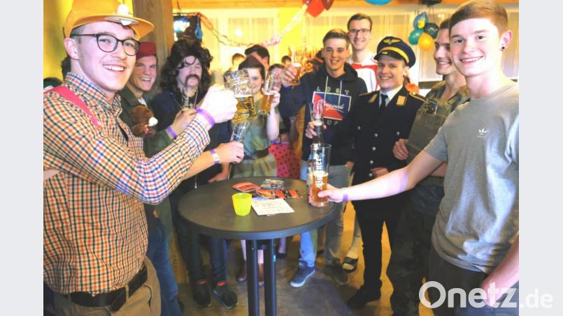 Die Löschübungen beim "Feierwehr"-Fasching wollen nicht enden. Bild: do