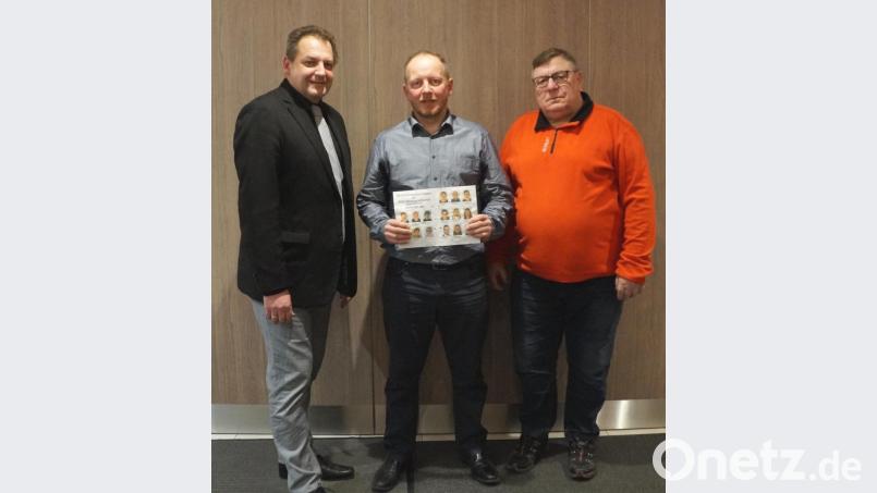 Thomas Köppl (Mitte), Bürgermeisterkandidat der Freien Wähler, freut sich zusammen mit Vorsitzenden Johann Lindl (rechts) über die Unterstützung des FW-Kreisvorsitzenden und Landratskandidaten Dieter Jäger. Bild: weu