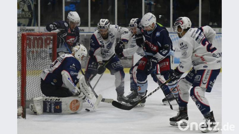 Endstation für Marco Habermann und Marco Pronath (links) beim Lindauer Keeper Lucas di Berado: Die Blue Devils verloren mit 6:7 nach Verlängerung. Bild: gb