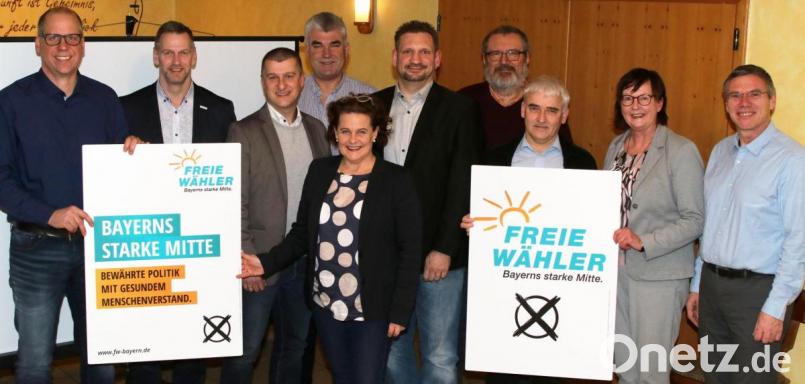 Erfolgreiche und informative Premiere: Die Kreisverband der Freien Wähler um Vorsitzende Gabriela Bäumler (2. v. r.) rief zur ersten Kommunalklausur und viele Bürgermeisterkandidaten aus dem Landkreis nahmen das Angebot wahr. Bild: lst