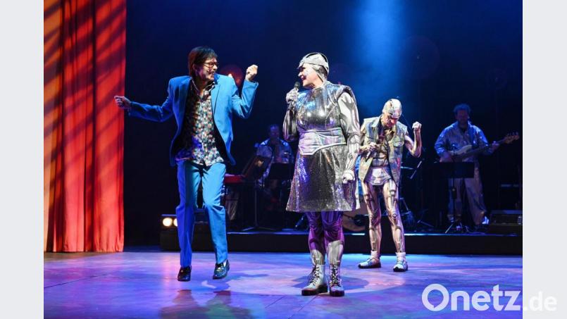 Auf Schlager programmiert: „Steini“ (Michael Haake) drückt bei den Cyborg-Sängern die richtigen Knöpfe. Bild: Theater Regensburg/Jochen Klenck