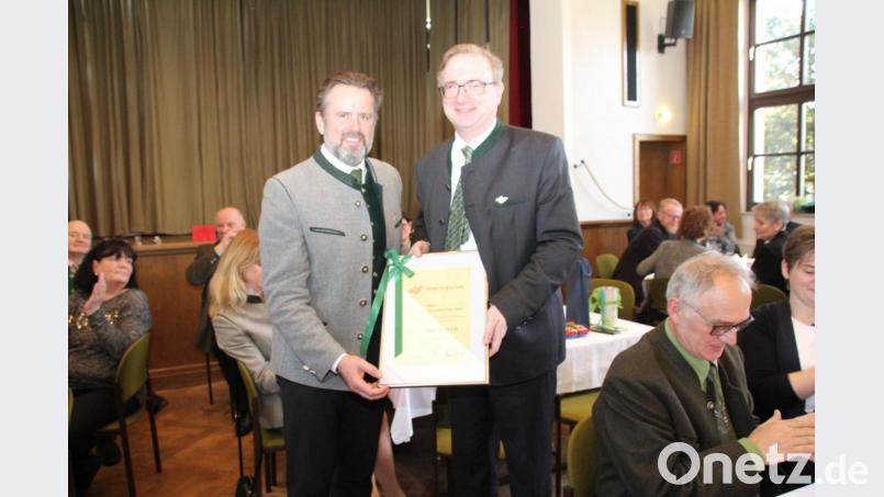 BJV-Vizepräsident Thomas Schreder (links) ehrte MdL Alexander Flierl anlässlich des 50. Geburtstages. Bild: frd