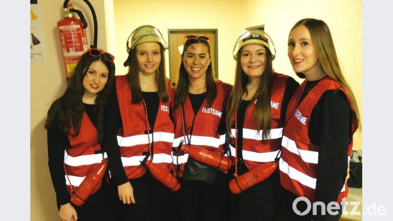 Die Festdamen üben sich beim "Feierwehr"-Fasching im Löschmitteleinsatz. Bild: do