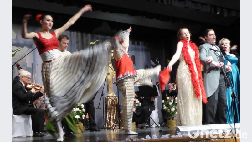 Das gesamte Ensemble auf der Bühne. Bild: Schönberger, Ferdinand [fsb]