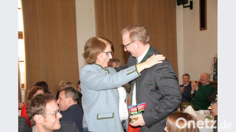 MdL Tanja Schorer-Dremel gratulierte Alexander Flierl im Namen der CSU-Landtagsfraktion. Bild: frd