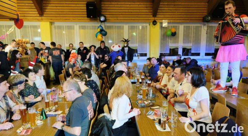 Das Narrenvolk lässt es beim "Feierwehr"-Fasching im Gemeindezentrum so richtig krachen Bild: do