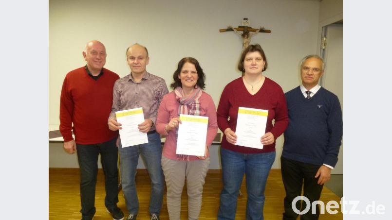 Chorleiter Hans Liedl und Pfarrer Varghese Puthenchira ehren beim Dankabend Stefan und Tanja Lobenhofer sowie Barbara Ram (von links) für 20 Jahre treuen Dienst an der Musica sacra . Bild: bk