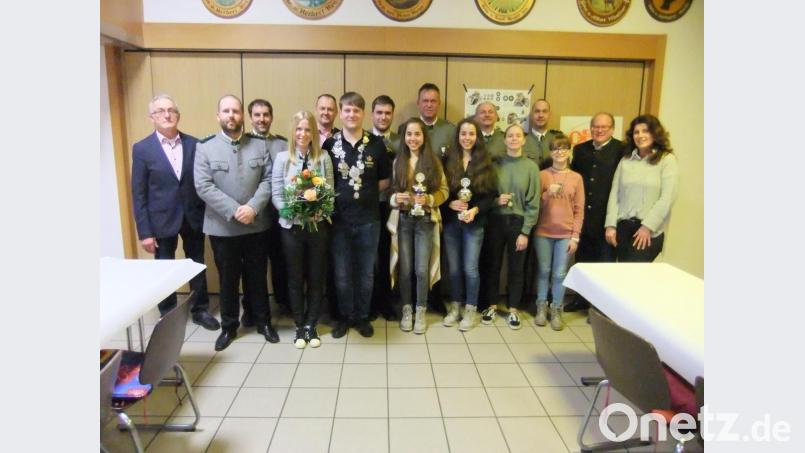 Die insgesamt im Jahre 2019 sehr erfolgreiche Truppe der Bergschützen mit Vereinsmeister sowie König. Vorne, mit Blumen, Schützenliesl Gaby Beer, rechts dahinter Dritter Bürgermeister Erich Meidinger. Rechts Zweite Jugendleiterin Michaela Grötsch und Gemeinderat Johann Vornlocher; links Zweiter Bürgermeister Michael Götz sowie rechts daneben Schützenchef Andreas Hammer. Bild: gm