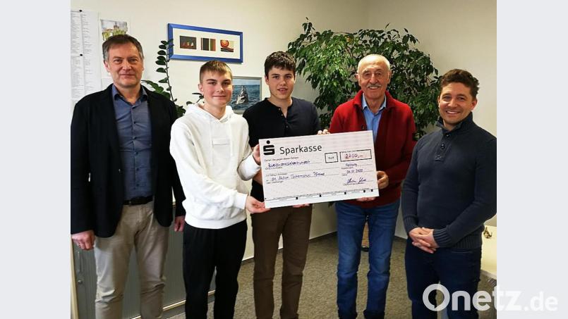 Josef Ziegler (Zweiter von rechts) bedankte sich bei Schulleiter Christian Schwab (links) und Organisator Wolfgang Malzer (rechts) für die Treue, mit der seine „Aktion Tschernobyl“ seit vielen Jahren durch das JAS-Gymnasium Nabburg unterstützt wird. Die SMV, hier vertreten durch die Schülersprecher Elias Dobler und Lukas Schönl (von links) überreichten eine Spende über 2700 Euro. Bild: exb