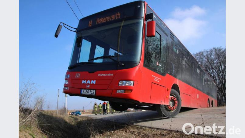 Halb im Feld, halb in der Luft hing dieser Linienbus bei Wolfsegg. Bild: Alexander Auer