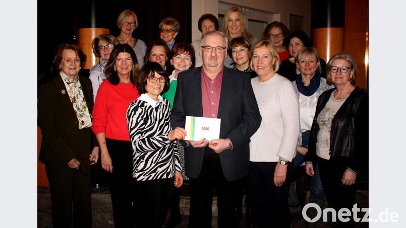 Die Spende für die Kinderkrebshilfe Nordoberpfalz überreicht Michaela Rechl (vorne, links) an Herbert Putzer. Bild: R. Kreuzer