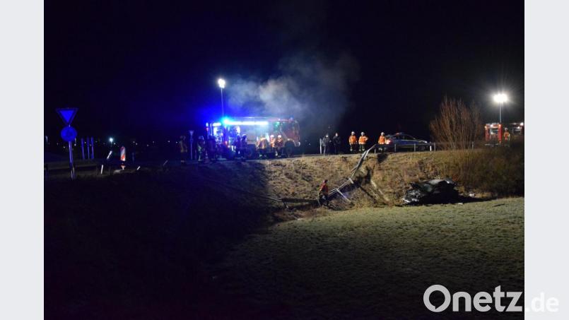 Stark beschädigt kommt das Auto neben der Böschung zum Stillstand. Zuvor rauschte der alkoholisierte Fahrer mit dem Auto über den dortigen Kreisverkehr und riss die Schutzleitplanke mit die Böschung hinab. Bild: mde