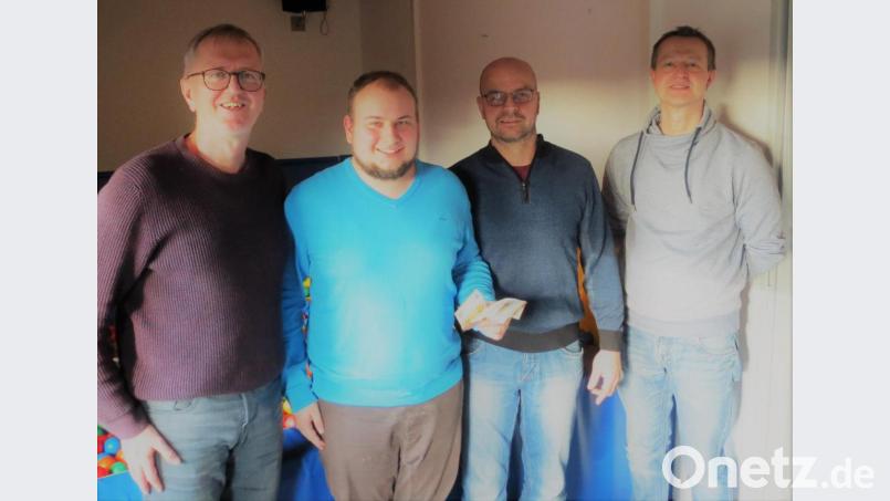 Mit einer großzügigen Spende überrascht die Siedlergemeinschaft Neudorf die HPZ-Förderstätte. Richard Zeiler (Zweiter von rechts) und Jürgen Beer (rechts) übergeben den Erlös aus der Neudorfer Dorfweihnacht an Thomas Fritsch und Tobias Trost (von links). Bild: grm