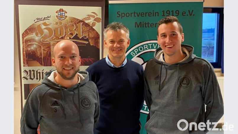 Rainer Fachtan, der Sportliche Leiter des SV Mitterteich, freut sich über die Vertragsverlängerung von Thomas Wildenauer (links) und Kapitän Manuel Dürbeck. Bild: exb