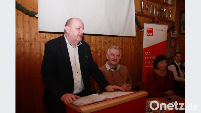 Der Fraktionssprecher der SPD im Kreistag, Rainer Fischer (links), machte deutlich, dass sich die Kandidaten voll auch auf seine Unterstützung verlassen können. Bild: wro