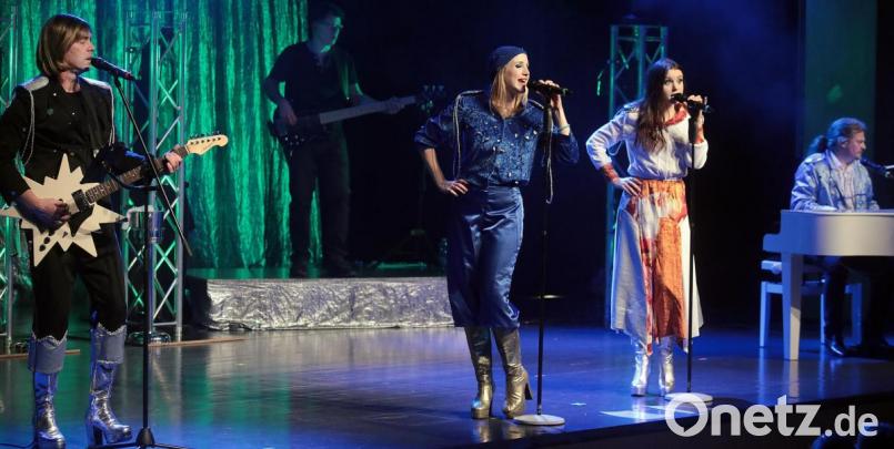 Viele der großen ABBA-Hits, vor allem die Balladen, reflektieren das Auf- und Ab der Beziehungen zwischen Benny, Anni-Frid, Björn und Agnetha. Lieder wie “The Winner Takes it All“ sind ein Spiegelbild ihrer Seele. Viel Stimmung, viel gute Laune, viel gelungene ABBA-Musik im ACC mit der Liveshow Super ABBA. Bild: Wolfgang Steinbacher