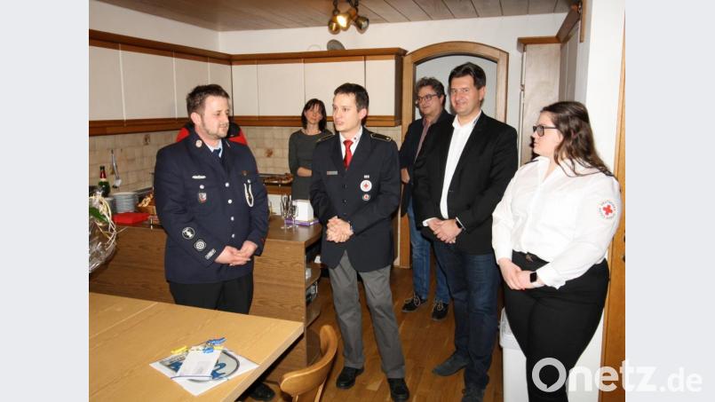 BRK-Bereitschaftsvorsitzender Thomas Rauch (Dritter von links) dankt Feuerwehrkommandanten Andreas Kneidl (links) für dessen Angebot an die Rotkreuzgruppen, die leer stehende Hausmeisterwohnung im Feuerwehrhaus zu nutzen. Mit im Bild sind (von rechts) Jugendbereitschaftssprecherin Lisa-Marie Bräu, BRK-Kreisgeschäftsführer Sandro Galitzdörfer, Stadtrat Bernhard Stangl. Zweite von links: Stadträtin Sabine Eichermüller. Bild: bjp