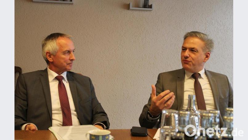 ALE-Behördenleiter Thomas Gollwitzer (links) und Verbandsvorsitzender der Ikom Stiftland Roland Grillmeier beim Termin in Bärnau. Bild: sfo