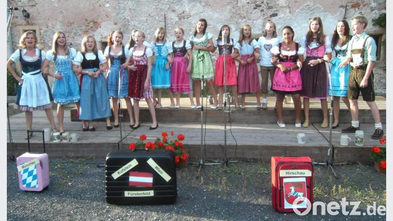 Hellauf begeistert waren gut 400 Zuschauer von der Schlager-Weltreise, zu der sie Gertrud Siegert (l.) und ihr „Herzwärts-Chor“ im Juli 2012 bei der Serenade im Schlosshof mitnahmen. Der Chor glänzte nicht nur als Ganzes. Jedes Chormitglied bewies seine stimmlichen Fähigkeiten mit einer Solodarbietung. Rechts im Bild: Der einzige Junge: Florentin Siegert. Bild: u
