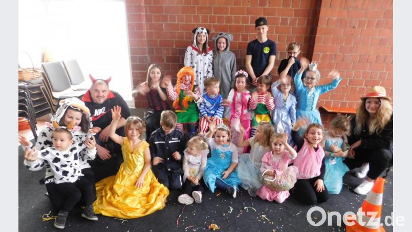Viele Kinder waren beim Feuerwehrkinderfasching in Kostüme aus der Tier- und Märchenwelt geschlüpft. Für sie hatten Hanna Höreth, Lars Küffner, Kimi Böhmer, Vienna Hofmann und Annika Sendelweck (von rechts) ein buntes Programm vorbereitet. Bild: hai