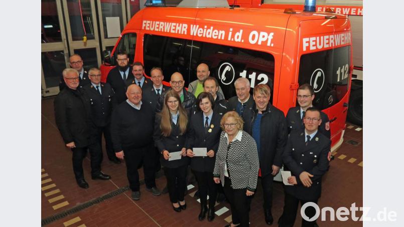 Die Bürgerliste Weiden spendet 1500 Euro aus ihren Stadtratsbezügen den Vertretern der Weidener Jugendfeuerwehren. Bild: Dobmeier