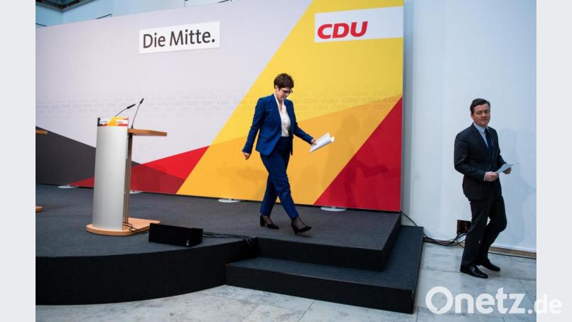 Die scheidende CDU-Vorsitzende Annegret Kramp-Karrenbauer verlässt am Montag nach der Pressekonferenz im Konrad-Adenauer-Haus die Bühne. Bild: Bernd von Jutrczenka/dpa