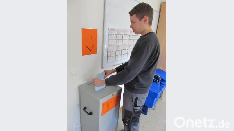 Schon bei der Landtagswahl 2018 gab es ein Abstimmungsprojekt des Kreisjugendrings. Hier gibt der 17-jährige Josef im U-18-Wahllokal in Schwandorf seine Stimme ab. Bild: bl
