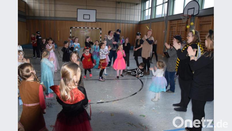 Auch der berühmte Ententanz darf beim Feiern in der Turnhalle nicht fehlen. Bild: fz