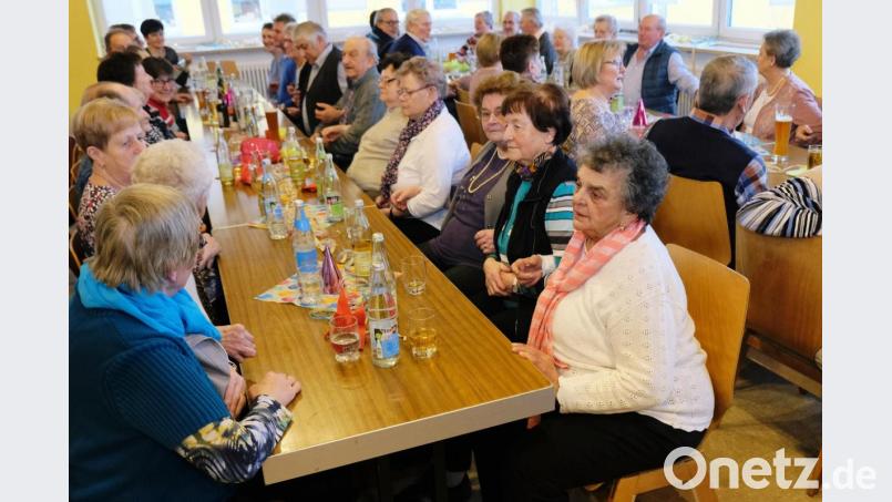 "Narrische" Stimmung herrscht beim gut besuchten Seniorenfasching der Pfarreien-Gemeinschaft Speinshart im Gemeindezentrum. Bild: do