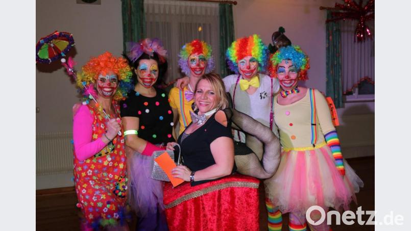 Bunte Kostüme gibt es zuhauf beim Weiberfasching in Sorghof. Bild: er