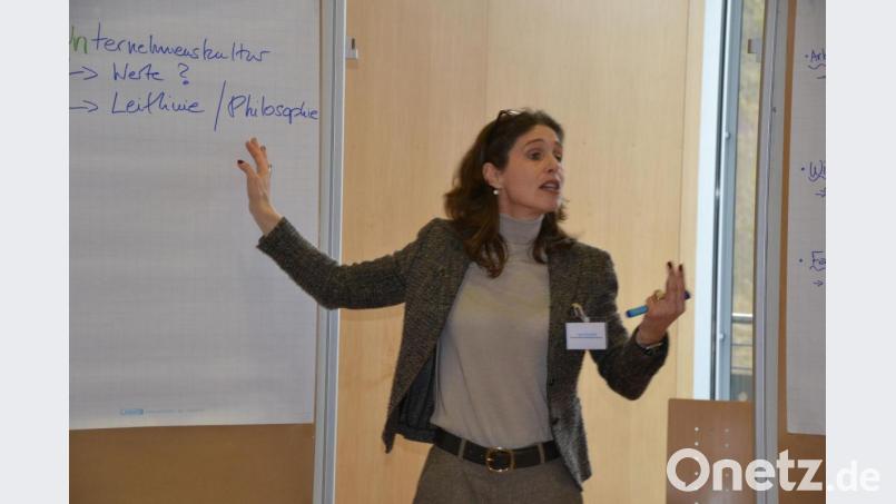 Anne Seefeld von der Servicestelle Familienpakt Bayern leitet den Workshop &quot;Familienbewusste Führung&quot; in der Stadthalle Neustadt. Bild: Lowak
