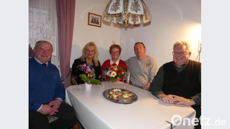 Mit ihren Kindern Monika und Erwin stößt Barbara Gradl (Dritte von links) auf ihren 80. Geburtstag an. Bürgermeister Peter Lehr (links) und Seniorenbeauftragter Udo Müller (rechts) überbringen die Glückwünsche der Stadt. Bild: rn