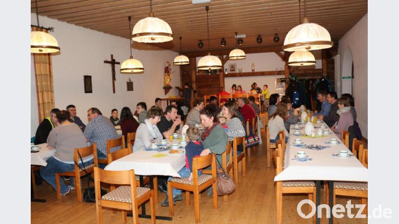 Das kulinarische Angebot ließ keine Wünsche offen. Bis weit in den Vormittag hinein genossen die Familien die unbeschwerte Zeit. Bild: rpp