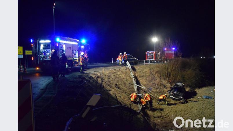 Stark beschädigt kommt das Auto neben der Böschung zum Stillstand. Zuvor rauschte der alkoholisierte Fahrer mit dem Auto über den dortigen Kreisverkehr und riss die Schutzleitplanke mit die Böschung hinab. Bild: mde