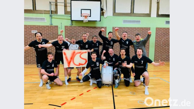 Die erste Herrenmannschaft des VC Schwandorf steigt in die Landesliga auf. Bild: exb