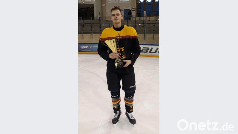 Adrian Klein zeigt stolz den Pokal, den die deutsche U17-Nationalmannschaft durch den Sieg beim Vier-Länder-Turnier gewonnen hat. Bild: exb