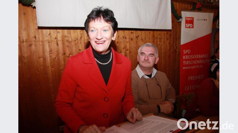 MdL Inge Aures rückte, neben vielen anderen Sachthemen, auch das Ehrenamt in den Mittelpunkt ihrer Ansprache. (Rechts: stellv. Kreisvorsitzender Uli Roth, zugleich Bürgermeister in Krummennaab). Bild: wro