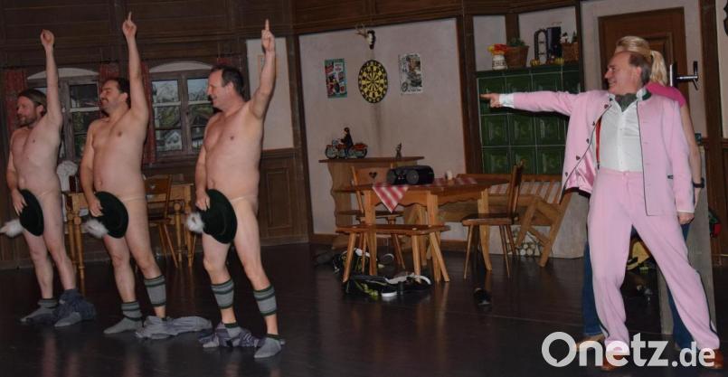 Was Männer nicht alles machen, wenn sie auf Frauensuche sind. Im ACC in Amberg kreischten die Frauen dazu, als die Burschen als Lederhosen Chippendales beim Finale "Bauer sucht..." auf der Bühne standen. Bild: bö