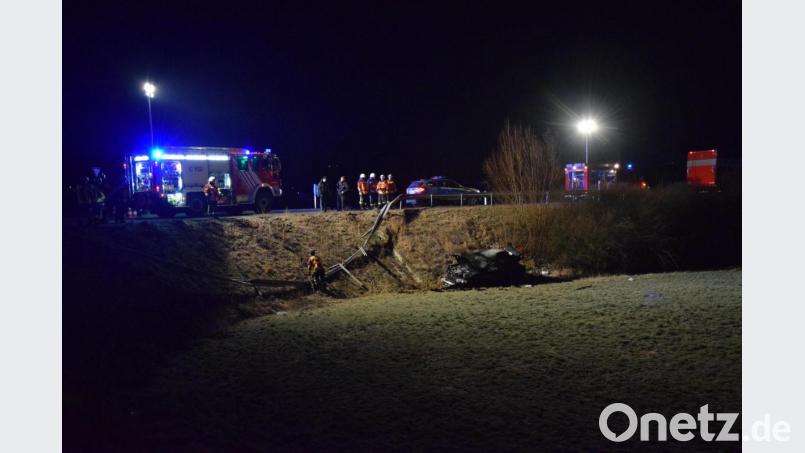 Stark beschädigt kommt das Auto neben der Böschung zum Stillstand. Zuvor rauschte der alkoholisierte Fahrer mit dem Auto über den dortigen Kreisverkehr und riss die Schutzleitplanke mit die Böschung hinab. Bild: mde