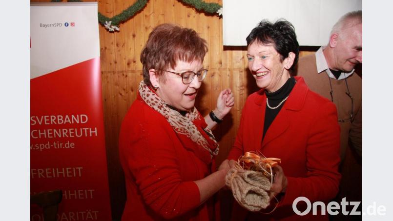 „Ein kühler Kopf braucht warme Füße“, erklärte Brigitte Scharf ihr selbstgestricktes Geschenk, das sie Inge Aures (rechts) überreichte. Bild: wro