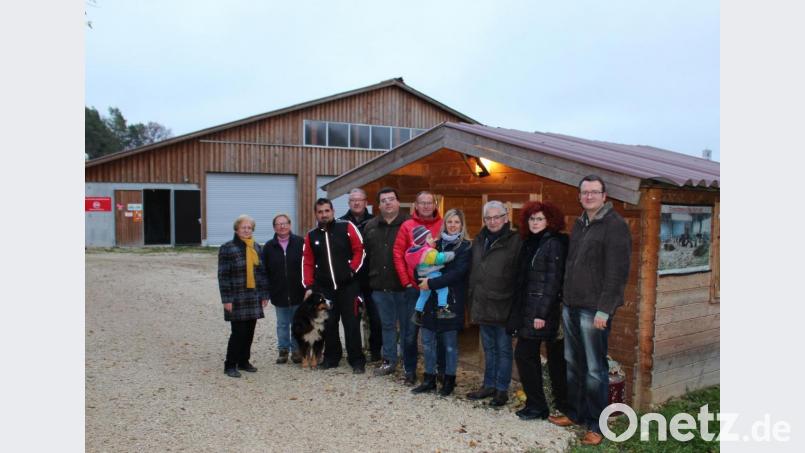 Gut läuft die Milchtankstelle der Mayers auf ihrem Hof in Erlheim, erfuhren die Besucher der CSU. Von links Marga Klameth, Mutter Gisela und Sohn Gerald Mayer, Fritz Bart, Stefan Frank, Manfred Seitz, Eva Fröhlich, Lothar Bedritzki, Bianca Sommer und Vorsitzender Patrick Fröhlich. Bild: paf