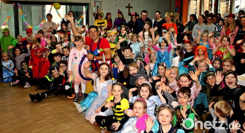 Die Kinder werden verzaubert: Der Zauberer vom Hexenberg unterhält die Narren bestens. Bild: R. Kreuzer